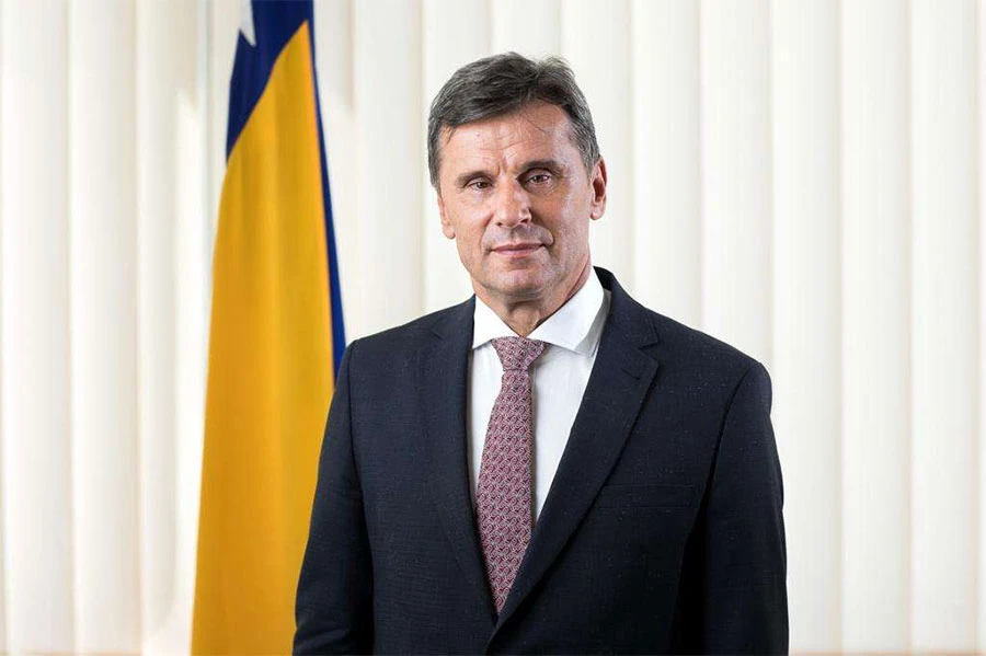 I Novalić završio na crnoj listi