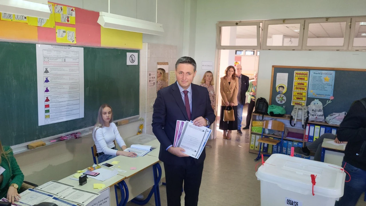 Bećirović sa suprugom glasovao u Tuzli