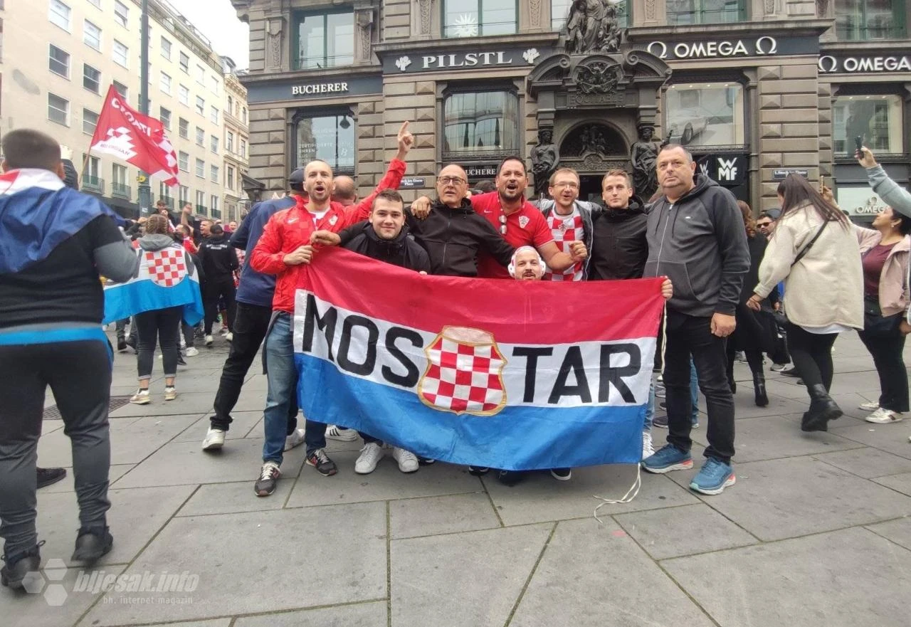 Ludilo na bečkim ulicama: Navijači ozbiljno shvatili 'zadatak', stigli i Mostarci 
