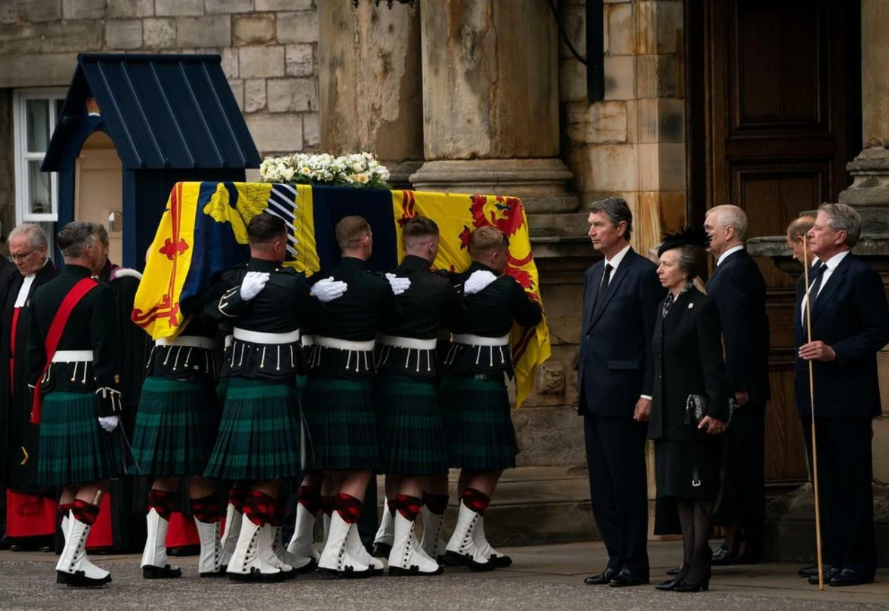Premiješta se lijes kraljice Elizabete