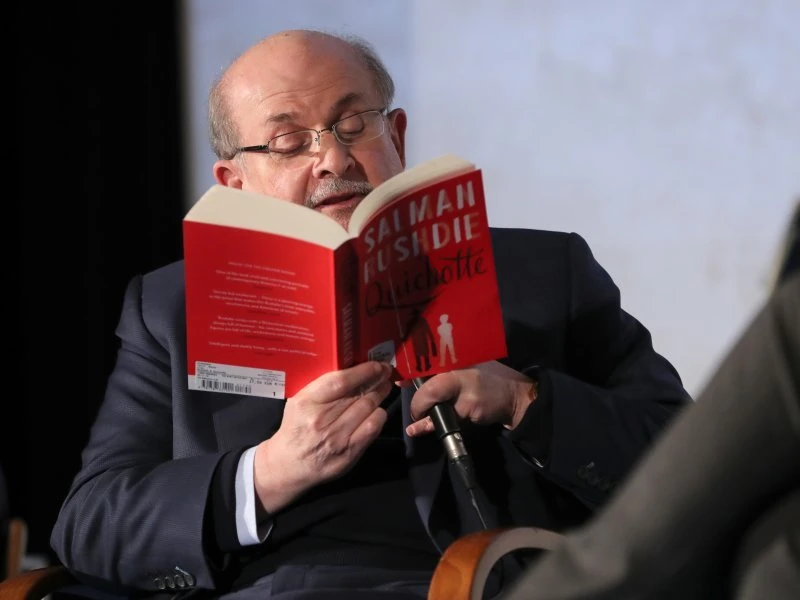 Rushdie skinut s respiratora i može govoriti