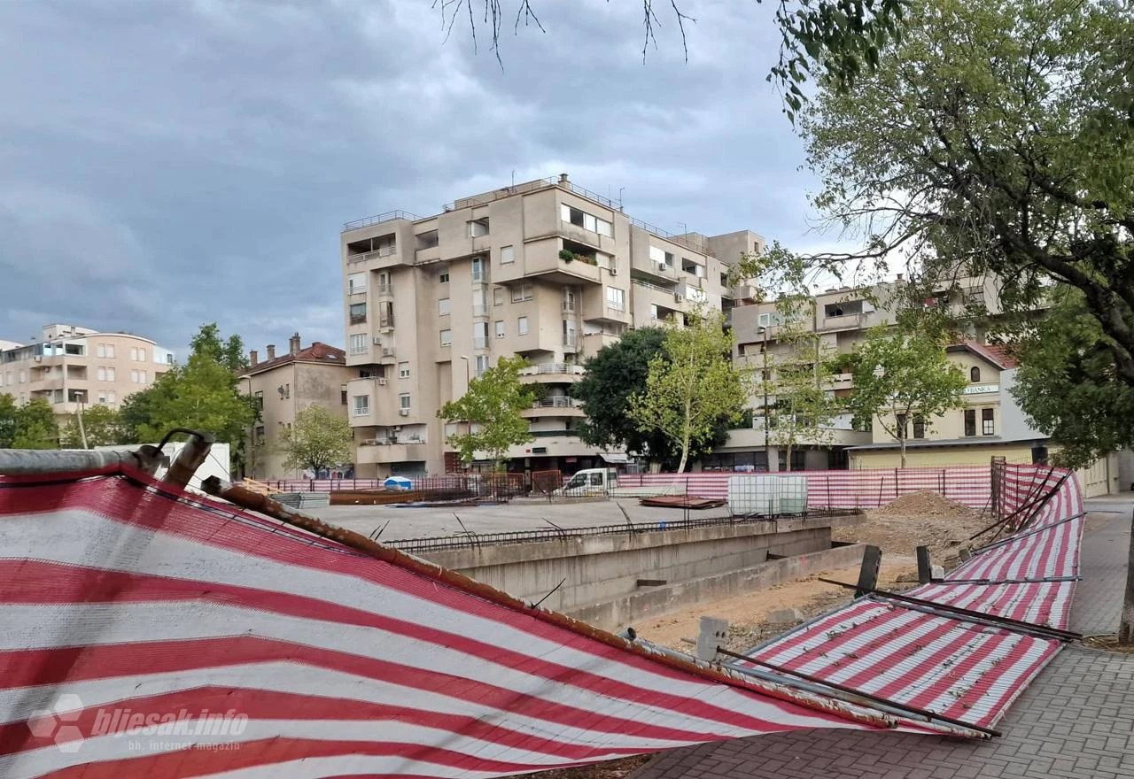 VIDEO | Vjetar oborio zaštitnu ogradu na gradilištu mostarske dvorane
