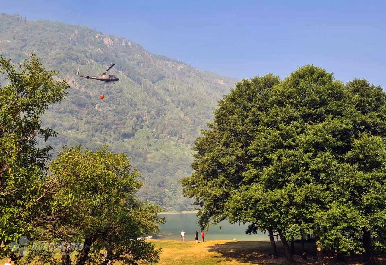 FOTO/VIDEO | Helikopteri OS BiH gase požar u Konjicu