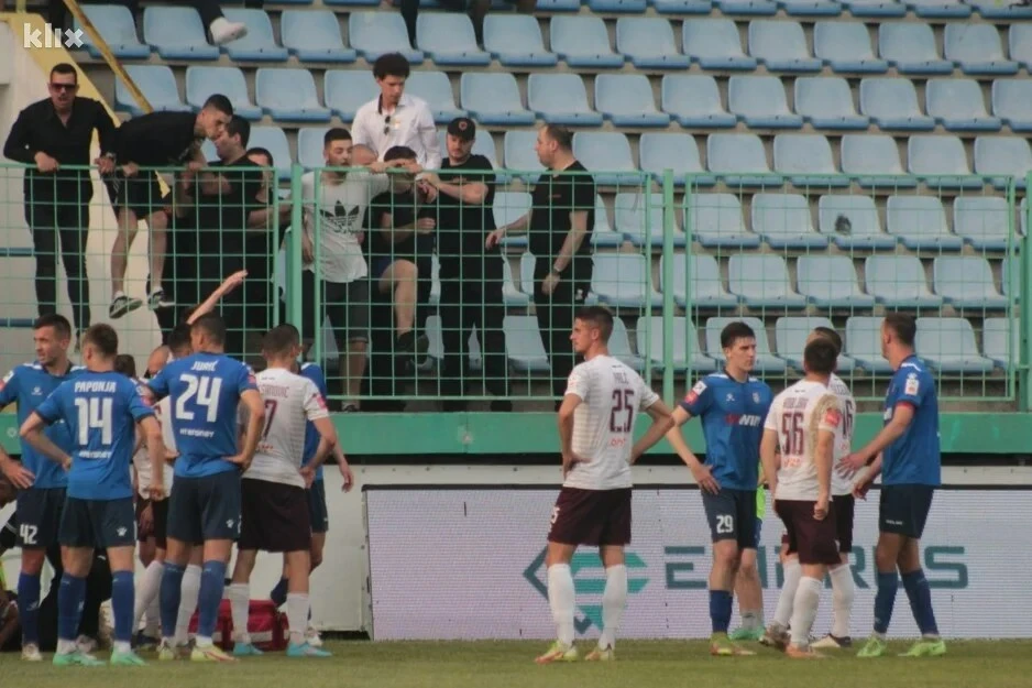 Prekinut derbi na Pecari, igrači Sarajeva pogođeni s tribina