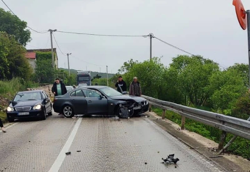 Međine: BMW završio u ogradi; promet usporen