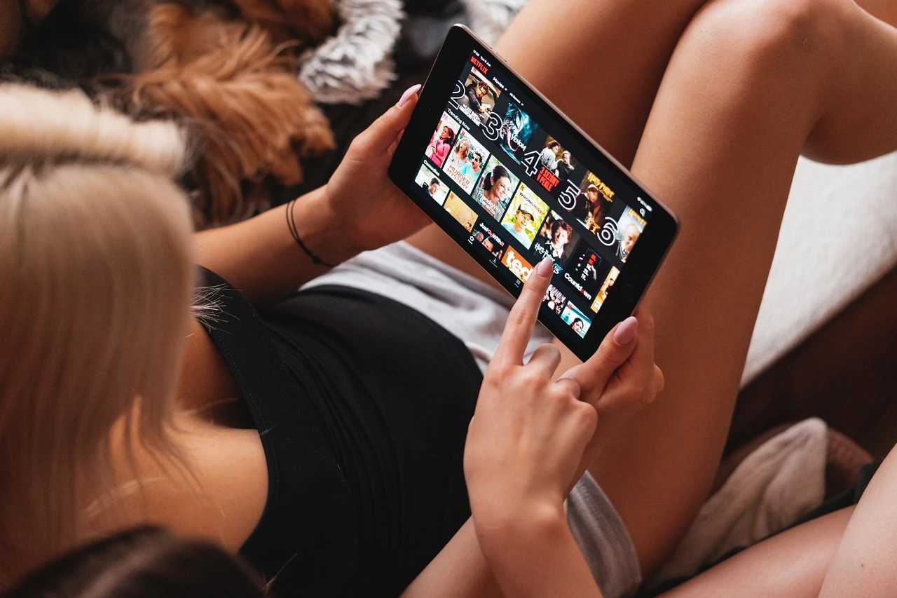 Netflix zbog pada pretplata uvodi reklame i zabranu dijeljenja lozinki