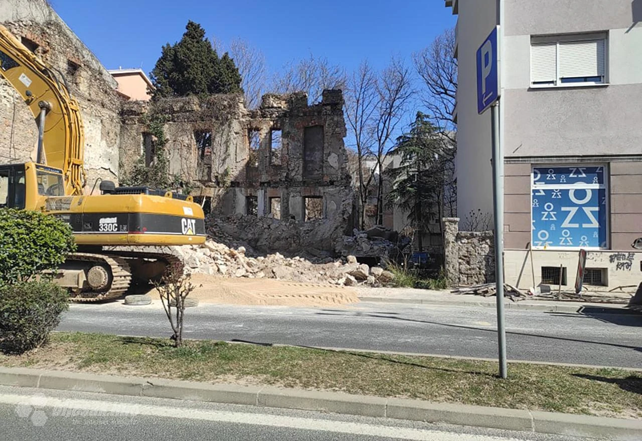 Mostar: Nastavak rušenja ratnih ruševina na Bulevaru