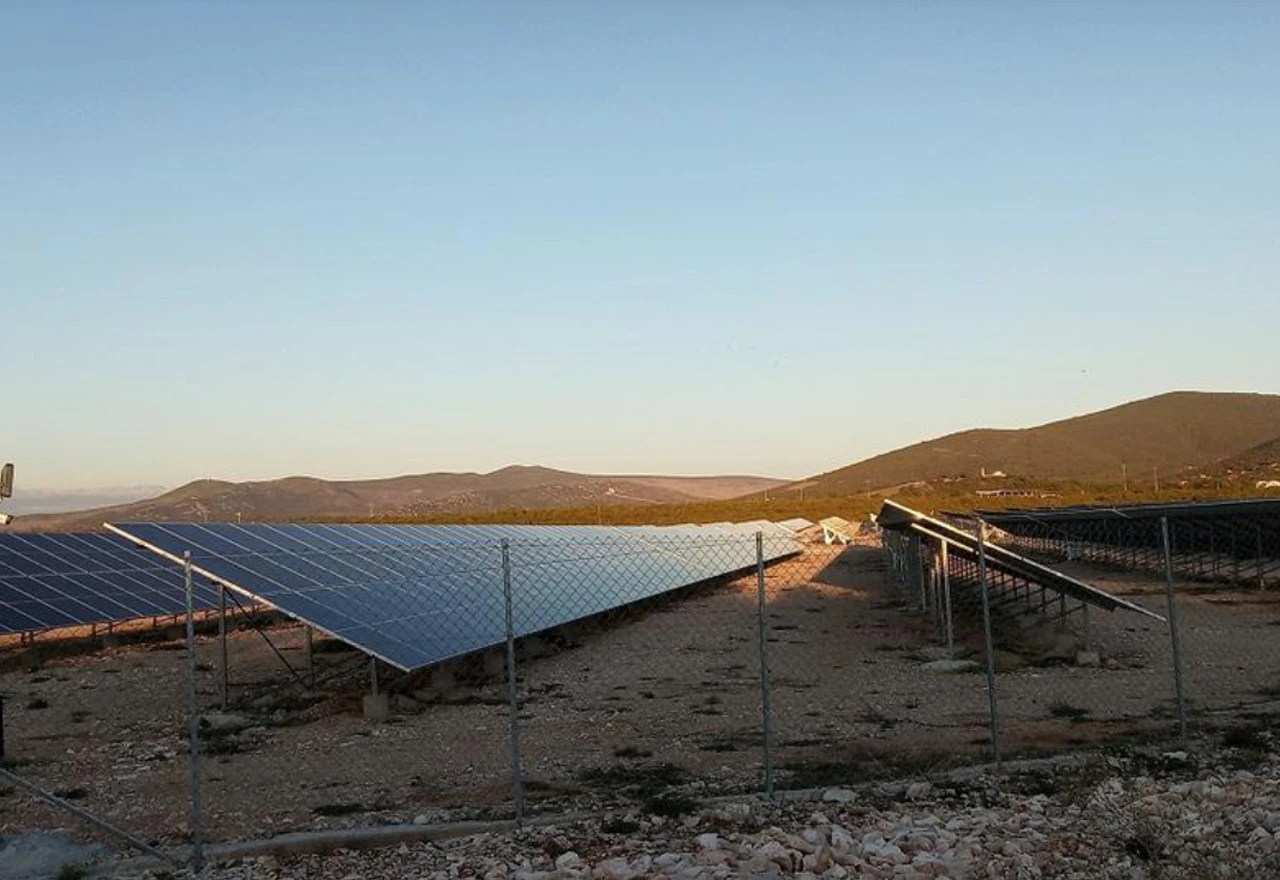 U poslovnoj zoni kod Ljubuškog napravili polje solarnih panela