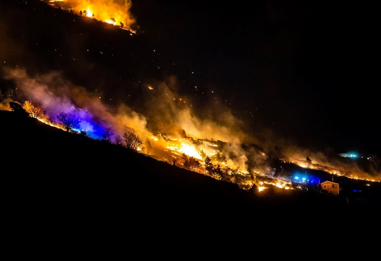 VIDEO | Stotinu vatrogasaca drugi dan zaredom gasi požar kod Omiša