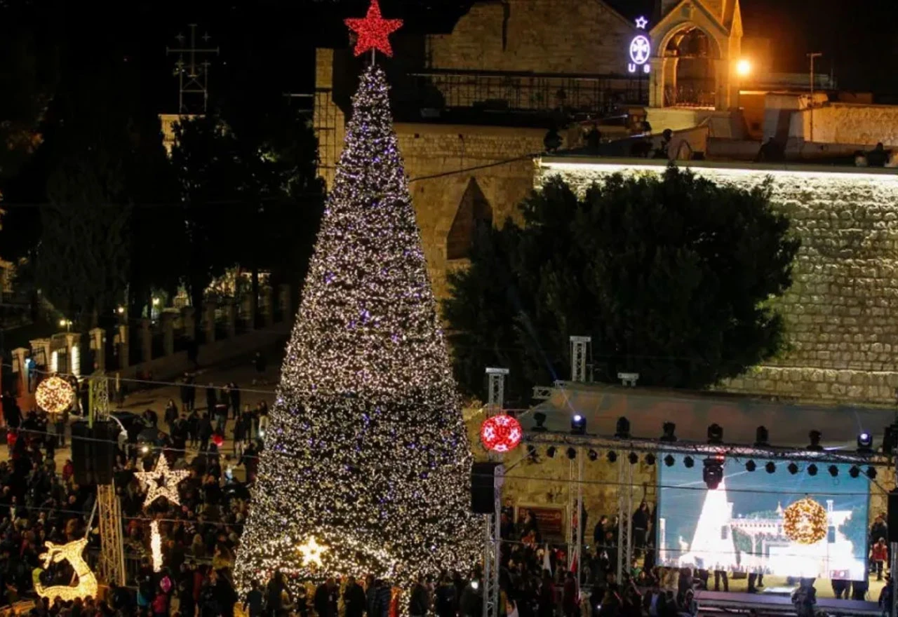 Zasvijetlilo božićno drvce ispred betlehemske bazilike Rođenja Isusova