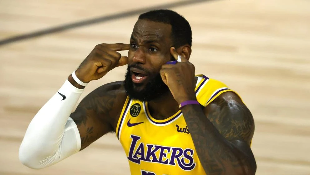 VIDEO | Suci jedva smirili kaos na parketu, LeBron isključen