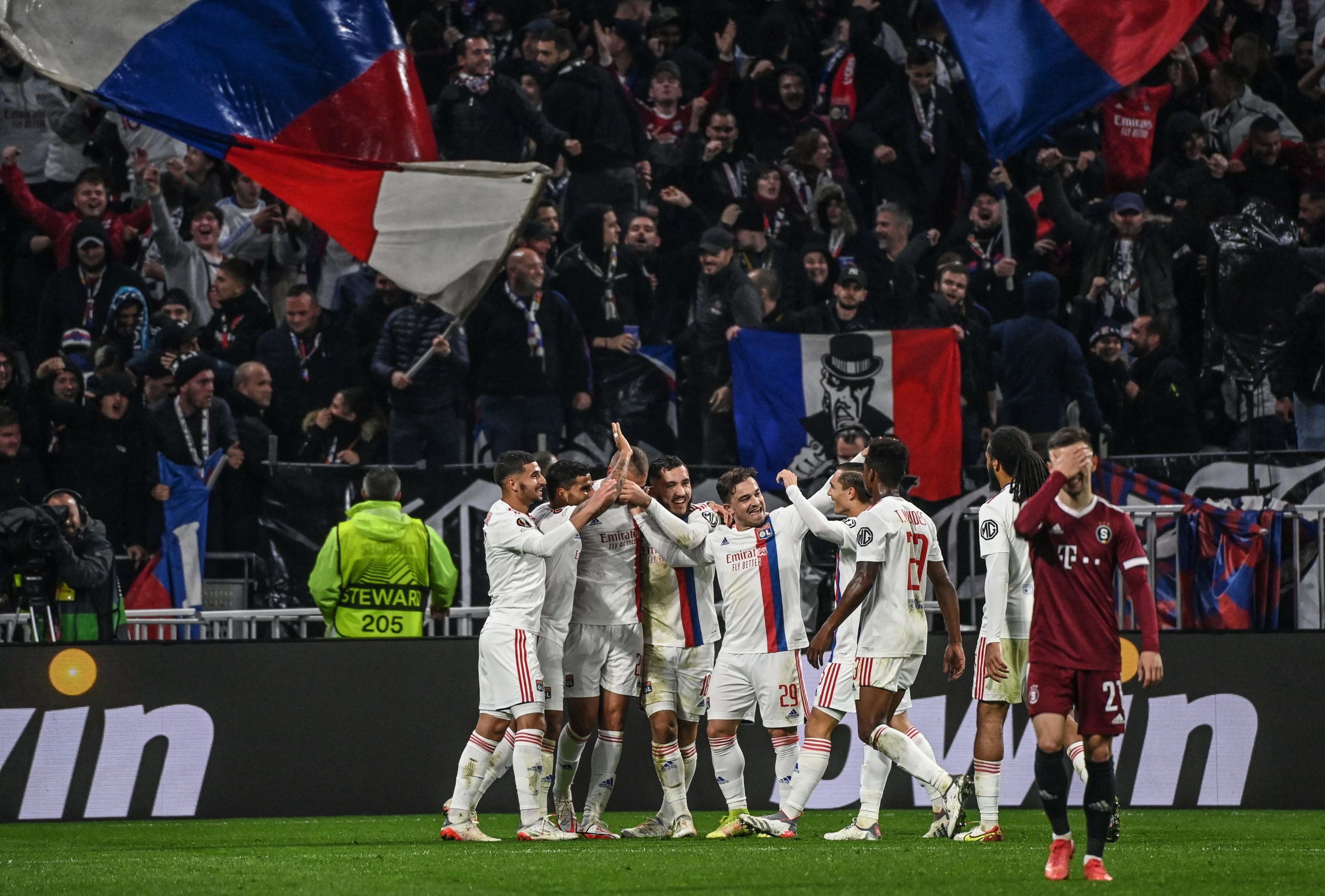 Lyon osigurao prolaz, pobjede Eintrachta i Napolija