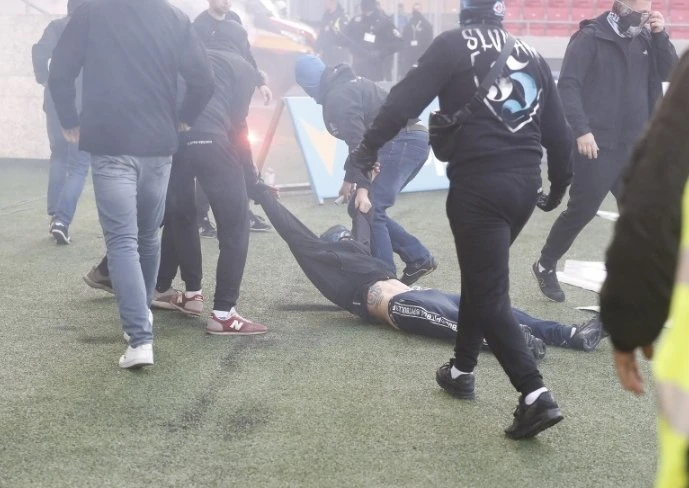 VIDEO Masovna tučnjava navijača na travnjaku prekinula veliki derbi