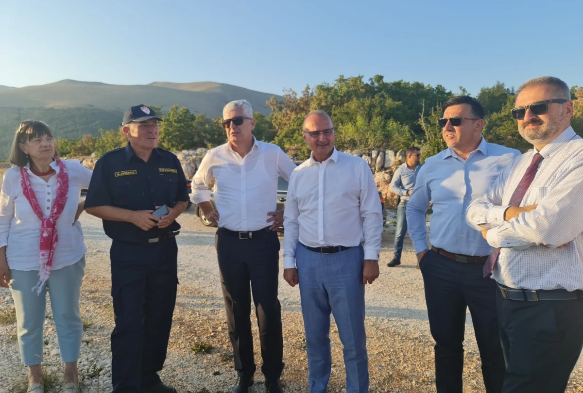 Čović i Grlić Radman obišli požarom pogođena područja u Tomislavgradu