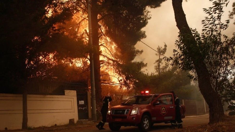 Bjesne požari i u Grčkoj, evakuirani stanovnici sela na Peloponezu