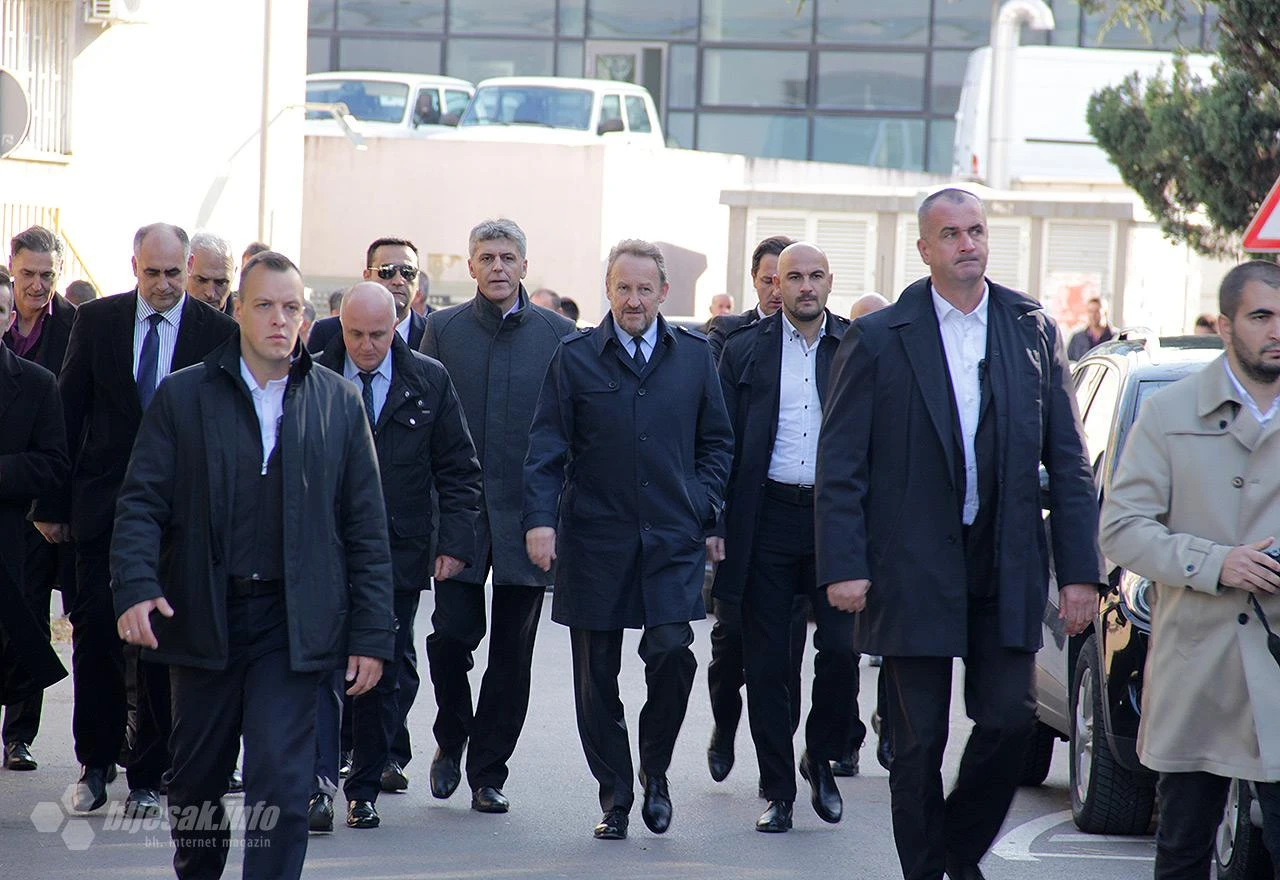 Masovna scena: Pokazna vježba razlika