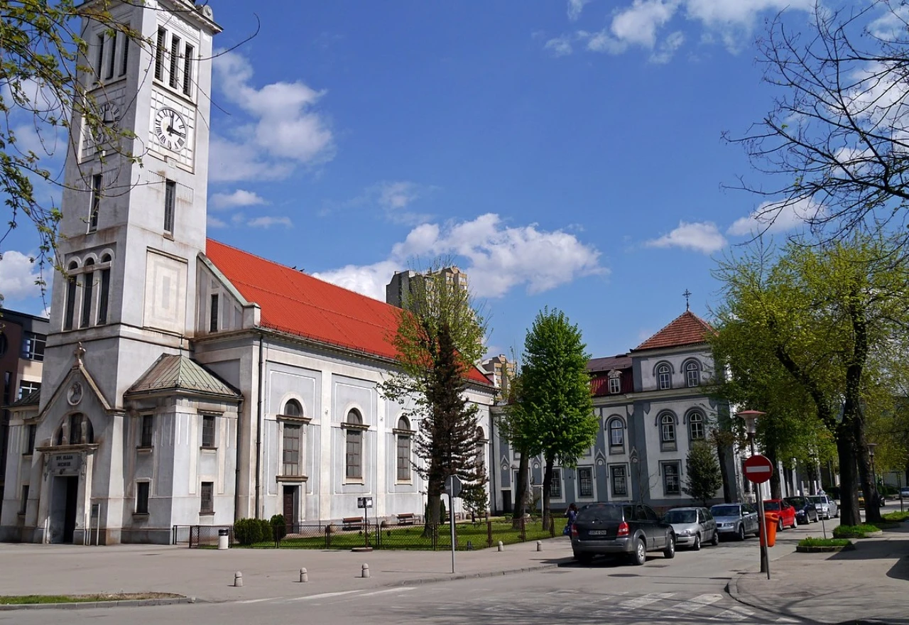 Muslimanska obitelj u crkvenom dvorištu slavi Bajram 