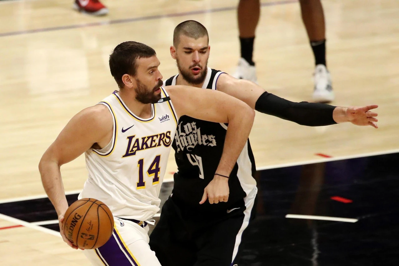 Zubac dobar, Clippersi uvjerljivi u LA derbiju