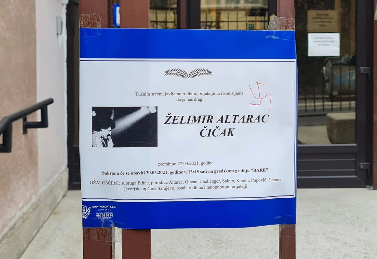 Na osmrtnici Želimira Altarca Čička nacrtan kukasti križ