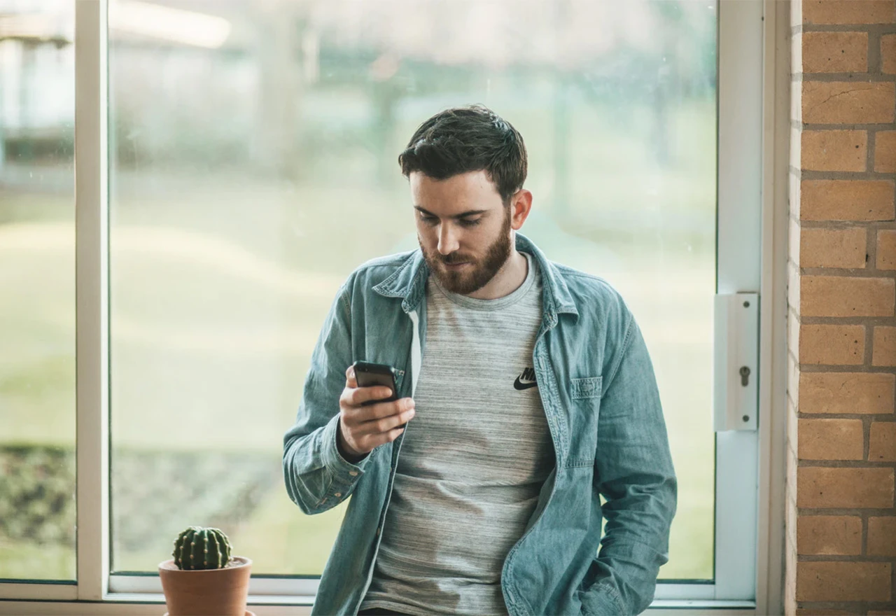 Trećina mladih ovisna o mobitelima
