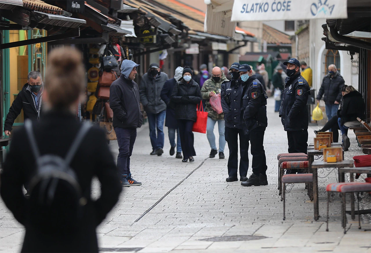 Sarajlije uglavnom nose maske i poštuju mjere, policijske patrole ih na to upozoravaju