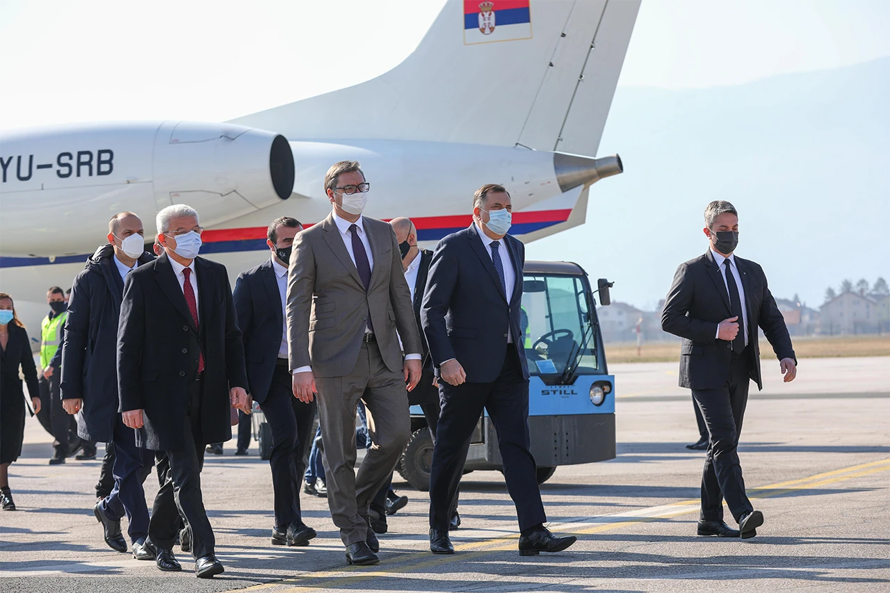 Vučić s cjepivom došao u Sarajevo, Dodik sa svojom  'makinom'