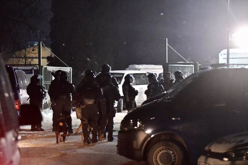 VIDEO | Detalji sinoćnjeg napada: 2000 migranata sukobilo se zbog poslanika Muhameda