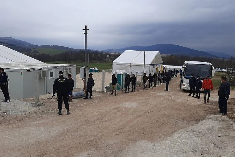 Oružane snage BiH postavljaju šatore u kampu Lipa