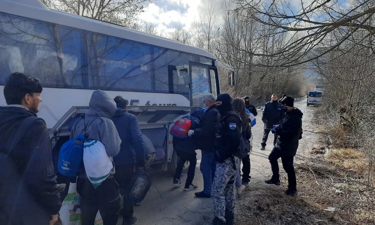 Migranti smješteni u autobuse, ali još nisu napustili 'Lipu' kod Bihaća