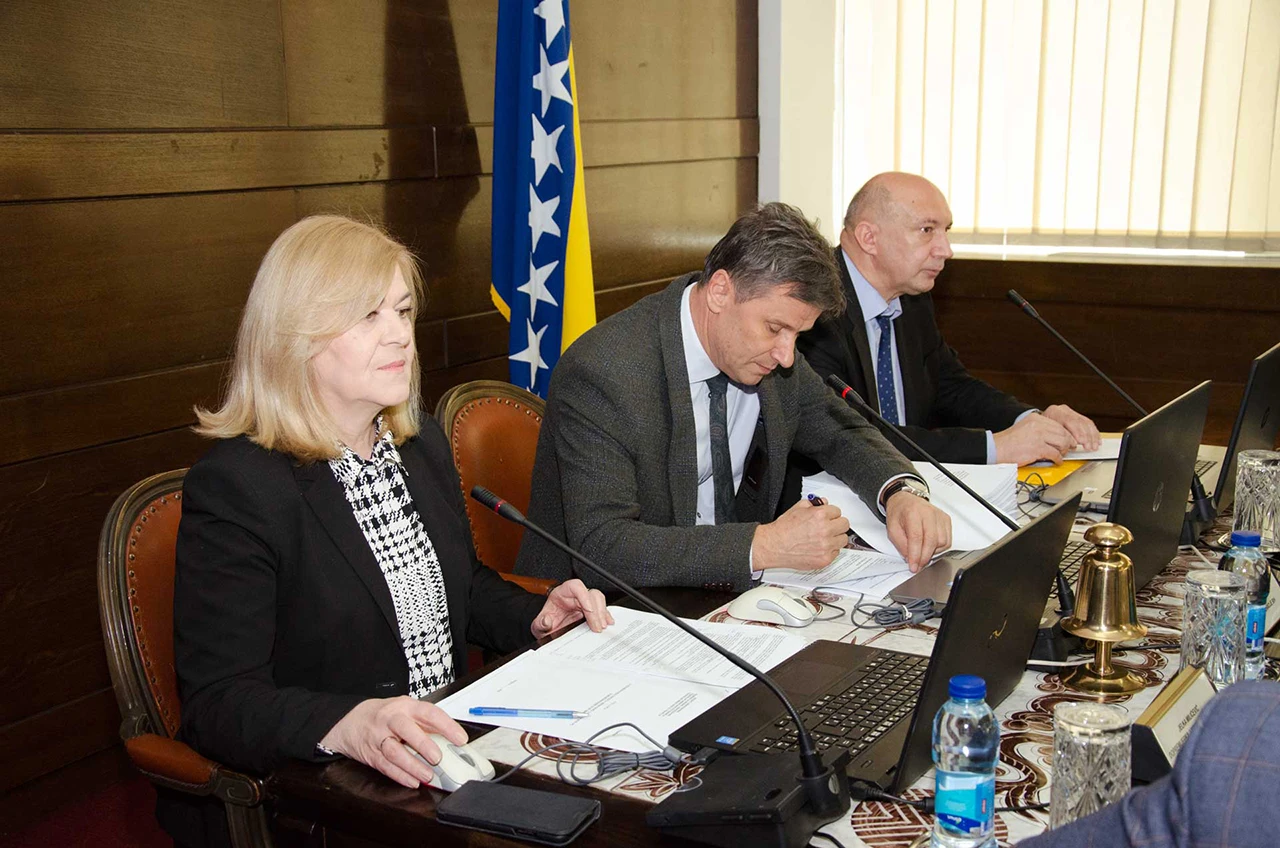 Avaz: Zbog traljavosti bh. institucija, upitno cjepivo protiv korone i iduće godine