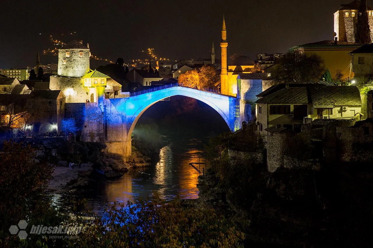 Stari most u plavoj i žutoj boji