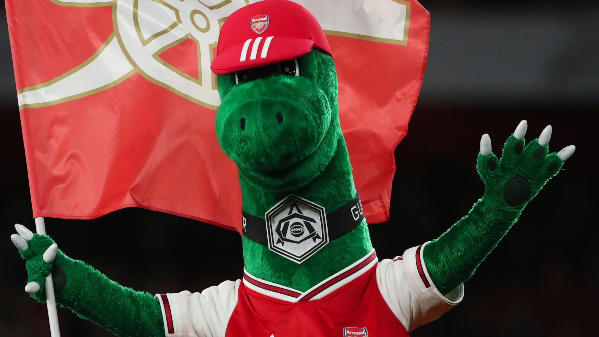 Maskota Arsenala dobila otkaz, Özil ponudio da nadoknadi punu plaću