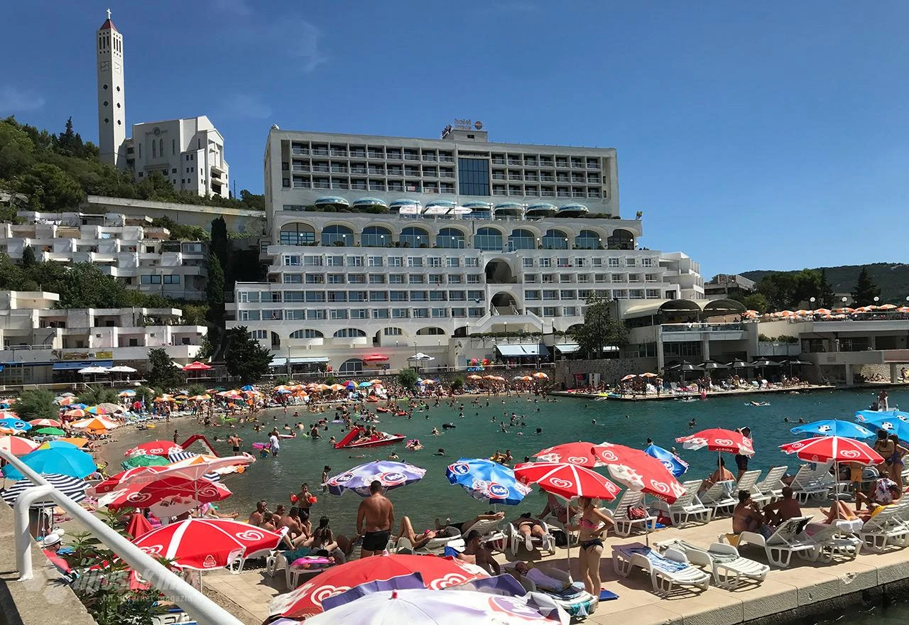 Plaže u Neumu krcate, mjerama ni traga