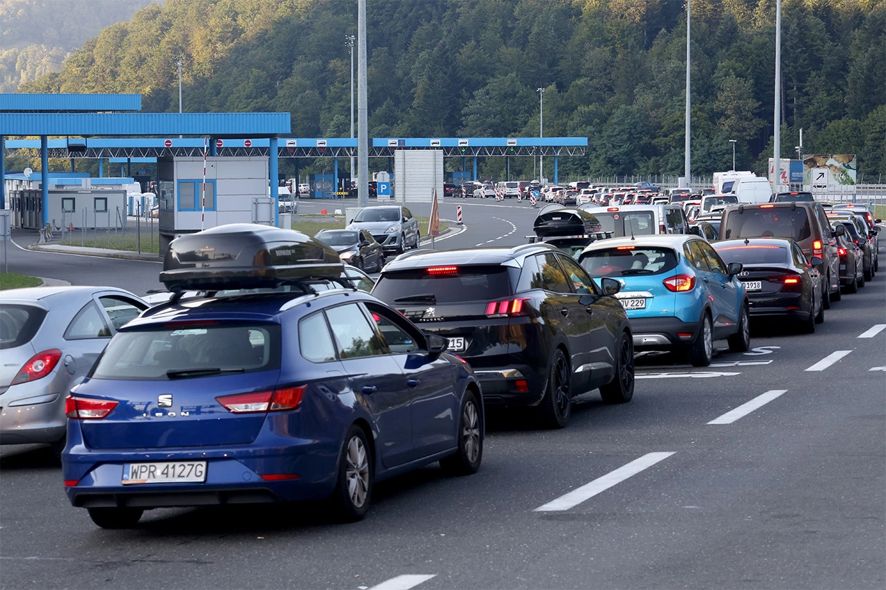 Duge kolone, odlaze turisti iz Hrvatske