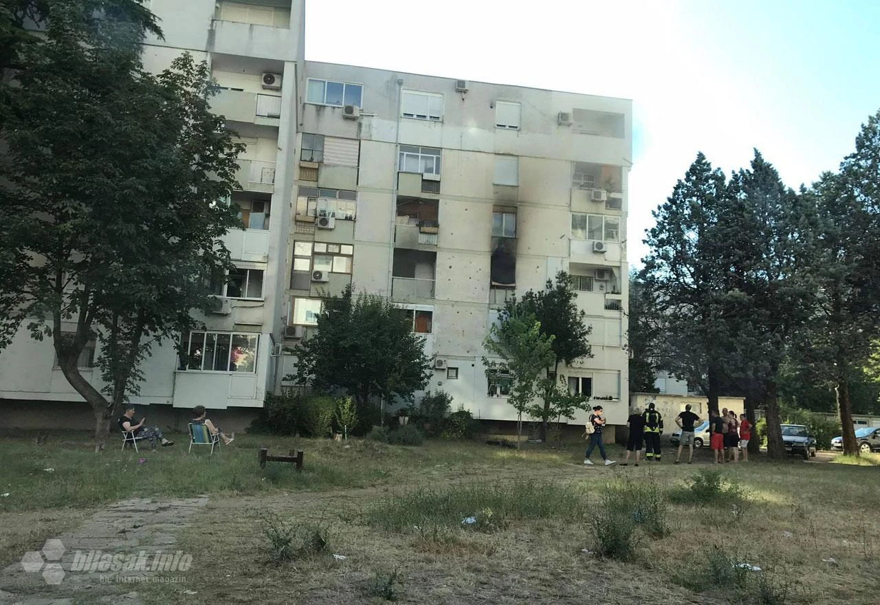 Ovo je Mostar : Stan gori, a one sjede i uživaju!