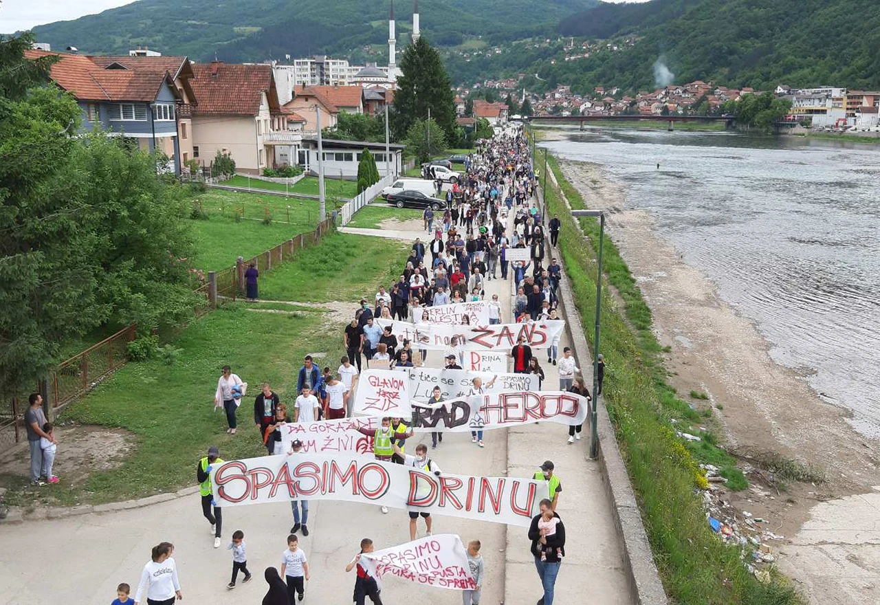 Goražde: Građani poručili da ih nitko ne treba štititi od rijeke, već od ljudi