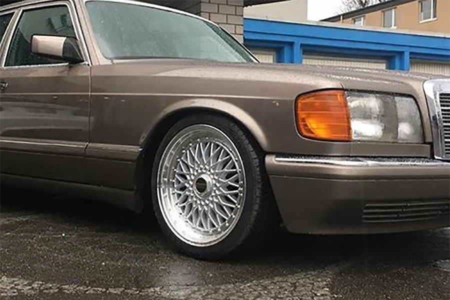 Spriječeni u akciji u Dubrovačkoj ulici: Pokušali ukrasti točkove sa starog Mercedesa S Klase
