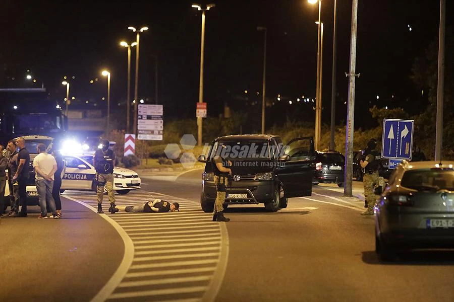 Policajci s dugim cijevima uhitili trojku u taksiju