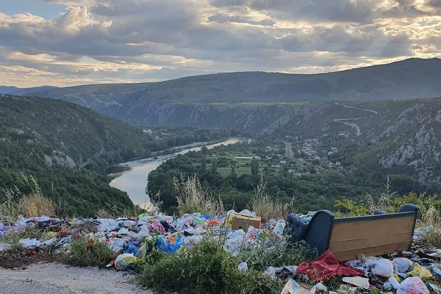 Žalostan prizor: Pogled iz sofe u Neretvu
