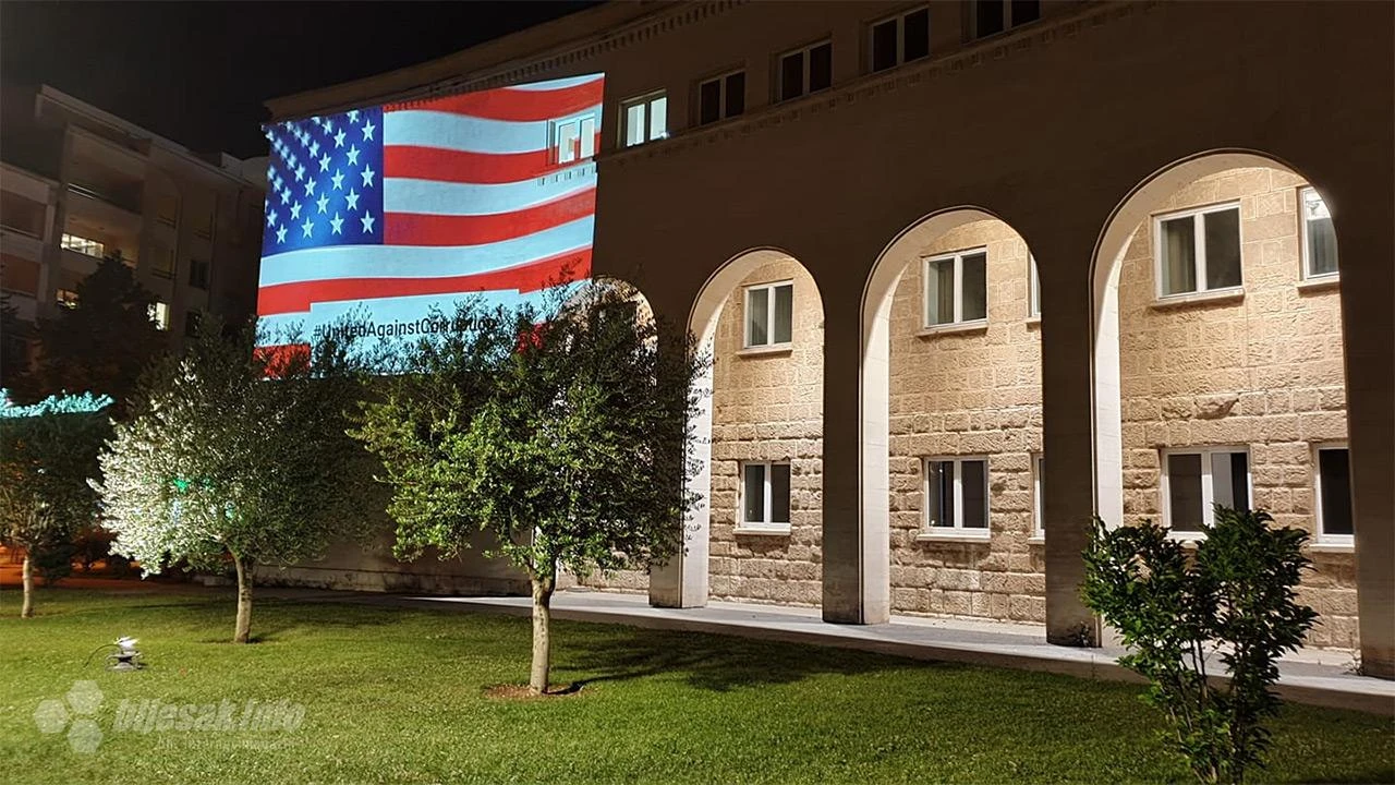 Američke zastave na Kosači - simbol protiv korupcije