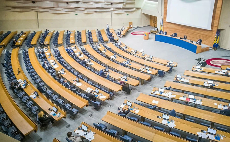 Parlamentarci imuni na virus štednje