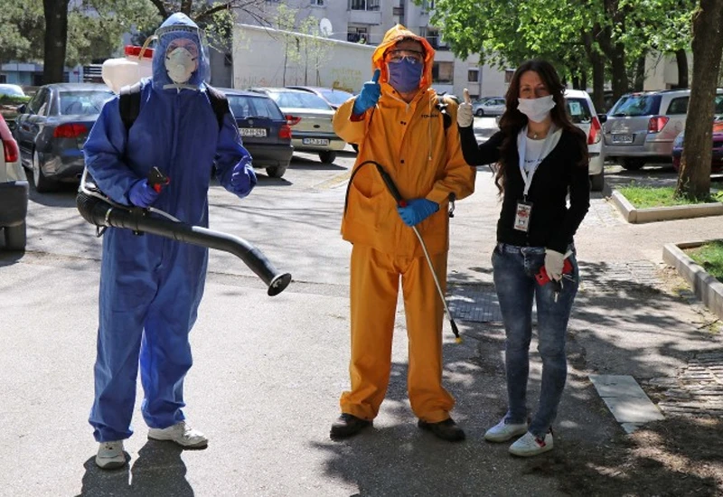 ''Zajedno za naš grad'' besplatno dezinficira ulaze po Mostaru