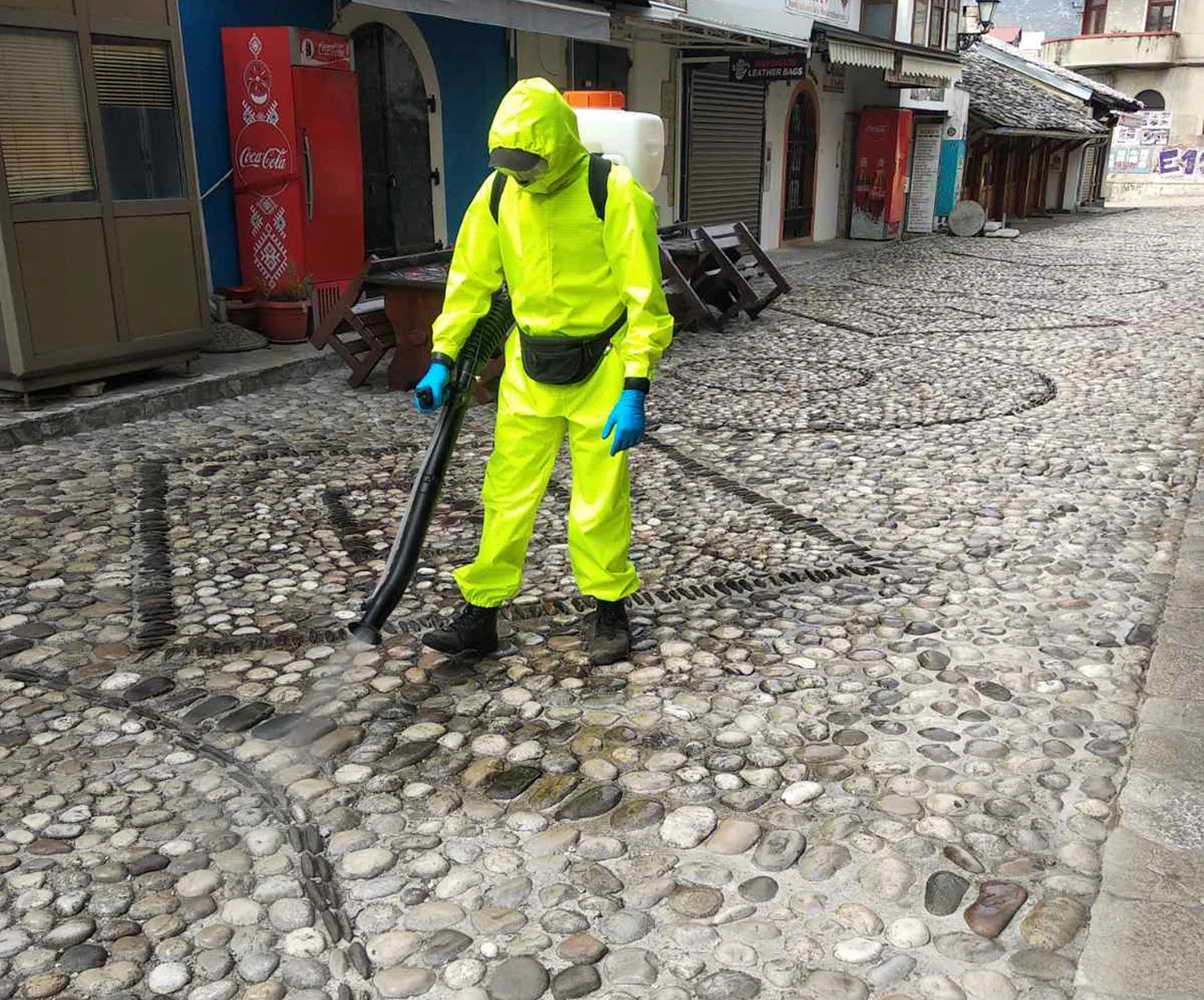 Dezinficiran Stari most i stari grad u Mostaru