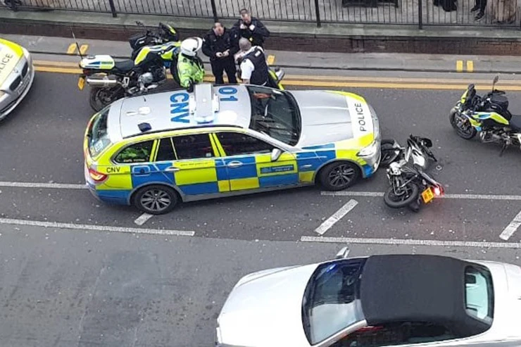 Ovako to radi britanska policija; udar na moto razbojnike