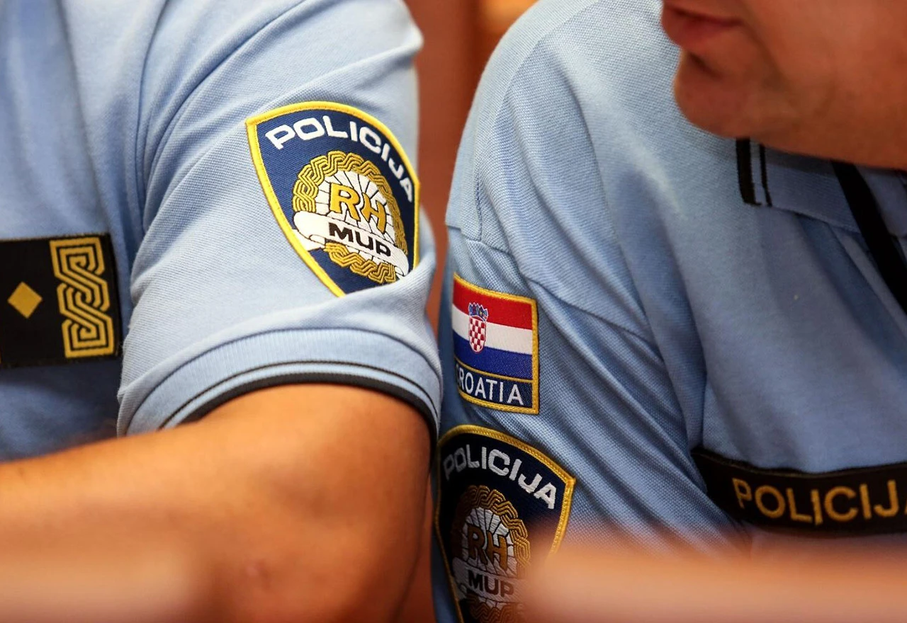 Hrvatski policajac udaljen iz službe jer je nakon zapljene zadržao tisuću kuna