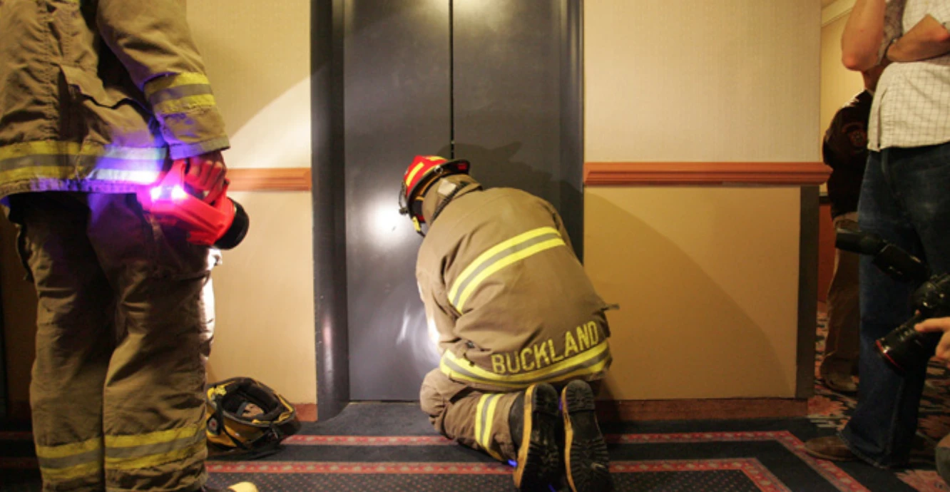 Mostar: Gorio lift u zgradi