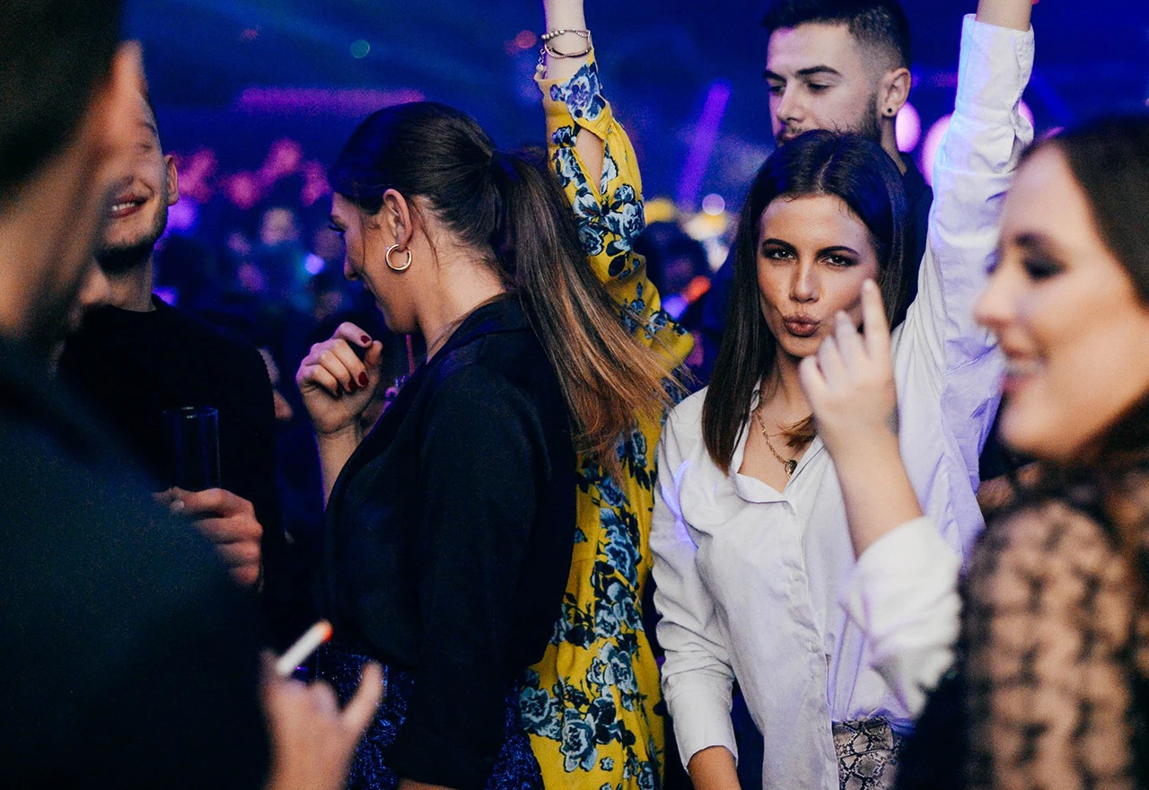 Oko mene samo flaše plivaju, u glavi čudne misli se odvijaju