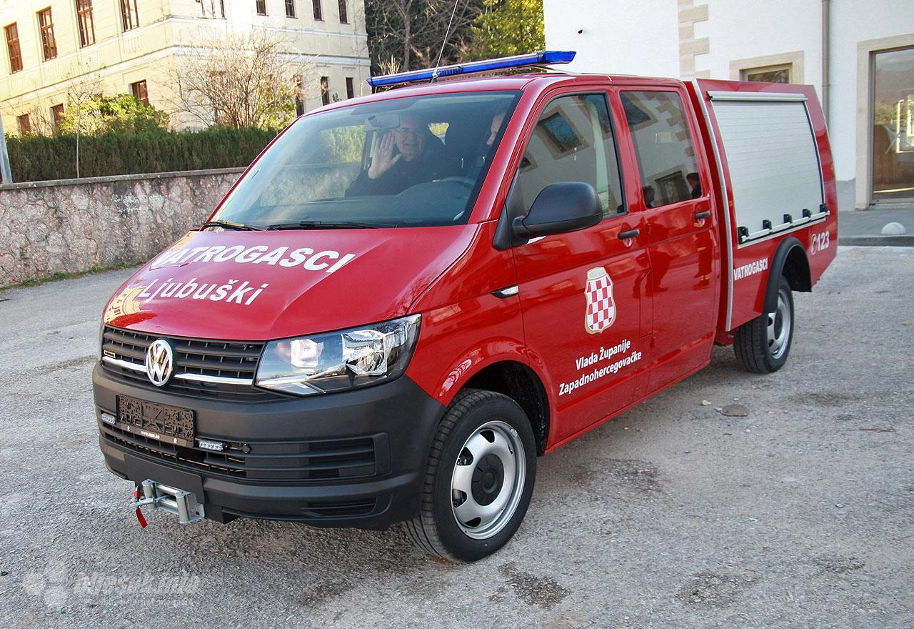 Ljubuški: Vatrogasci spriječili širenje požara na obiteljsku kuću