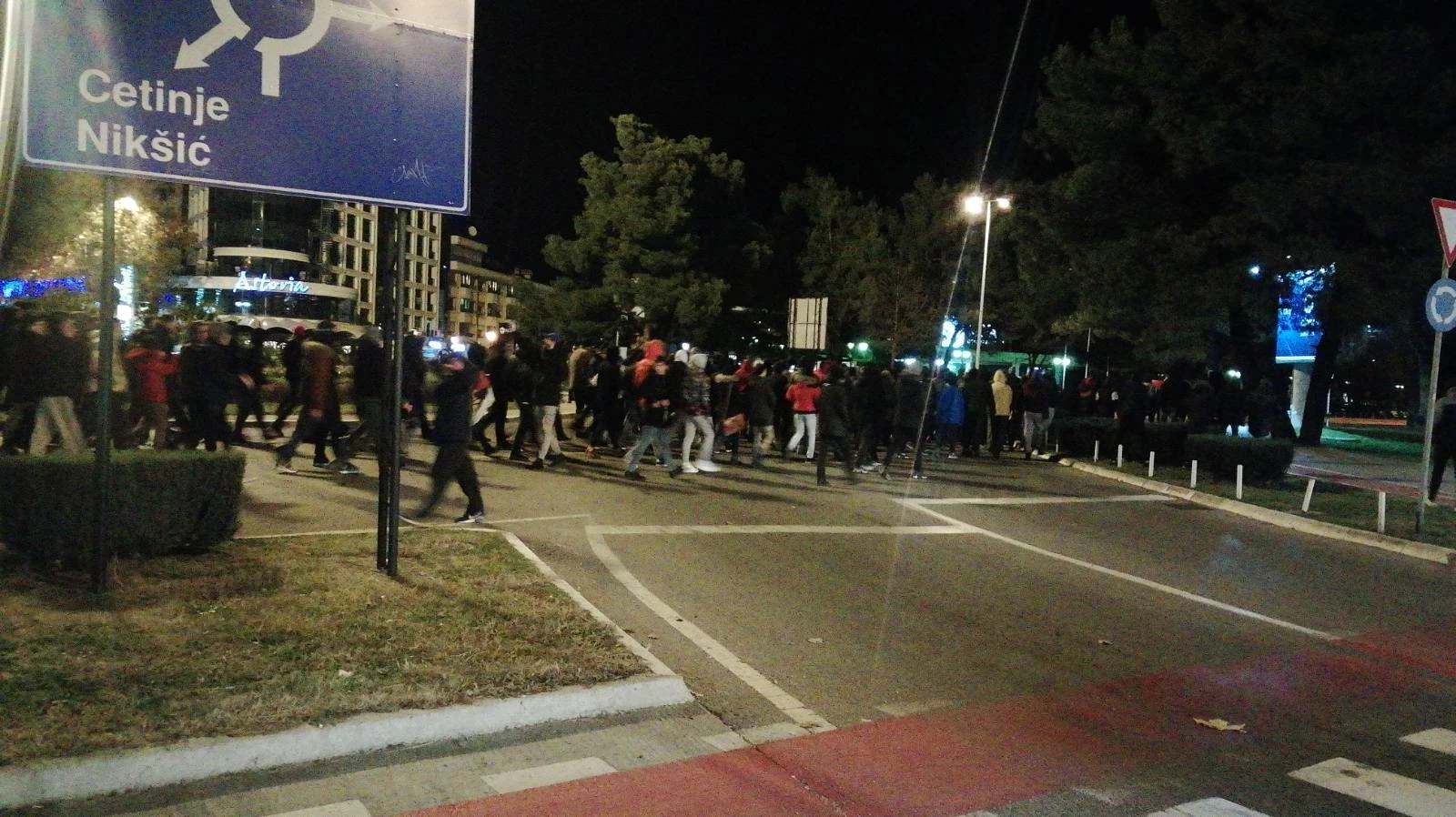 VIDEO | Građani kamenovali policiju, jedan policajac pogođen u glavu