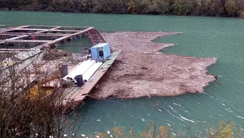 Tone plutajućeg smeća ugrožavaju ribnjake na jezeru Salakovac